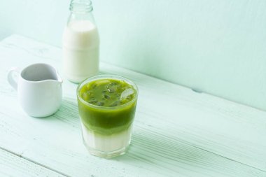 Buzlu kibrit yeşil sütlü latte.