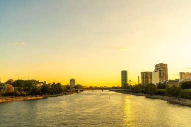 Frankfurt am Main manzarası twilight saat sırasında.