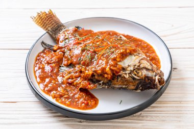 Derin kızarmış balık biber sosu ile