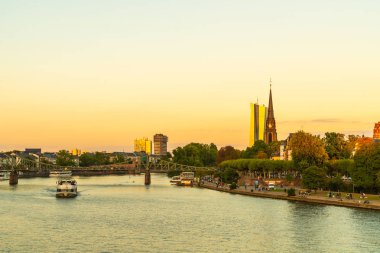 Frankfurt am Main manzarası twilight saat sırasında.