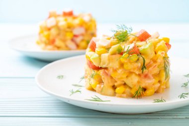 meyve salatası (elma, Mısır, papaya, ananas) - yengeç sopa ile karışık sağlıklı gıda tarzı