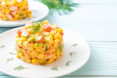 meyve salatası (elma, Mısır, papaya, ananas) - yengeç sopa ile karışık sağlıklı gıda tarzı