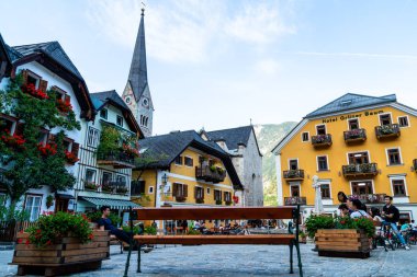 Hallstatt, Avusturya - 29 Ağustos 2018: kasaba meydanında Hallstatt, Avusturya. Hallstatt Avusturya Alplerinde Hallstatter gölde bulunan ve Unesco Dünya Mirası bölgeye göre terfi tarihi köydür.