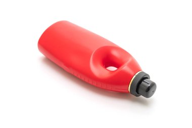 Beyaz arka plan üzerinde izole plastik deterjan şişeleri