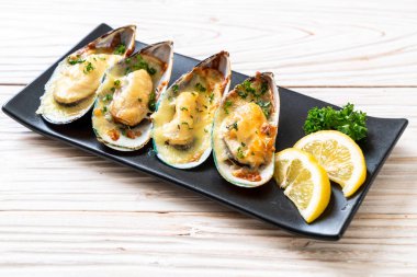 Peynirli taze midye.