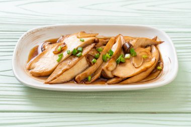 İstiridye soslu kızarmış kral istiridye mantarı. Sağlıklı, vejetaryen ya da vejetaryen yemek tarzı.