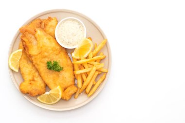 Balık ve cips beyaz arka plan üzerinde izole patates kızartması ile