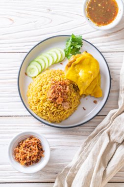 Tavuk - Müslüman gıda tarzı ile Müslüman sarı pirinç