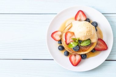 Yabanmersinli gözleme, çilek, bal ve vanilyalı dondurma.