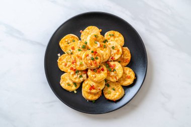 Sahanda yumurta yumuşak tofu sarımsak - sağlıklı, vegan ve sebze gıda tarzı