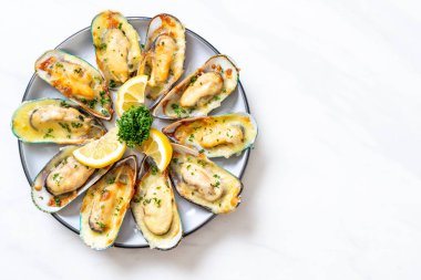 Peynirli taze midye.