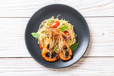 ızgara karides ve domates - İtalyan Füzyon gıda tarzı ile tavada kızartılmış spagetti