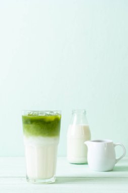 Buzlu kibrit yeşil sütlü latte.
