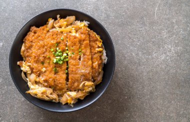 Kızarmış domuz pirzolası kasesi (Katsudon) - Japon yemek tarzı
