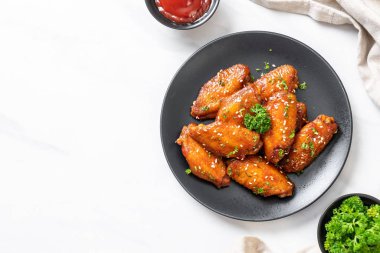 Beyaz susamlı ızgara tavuk kanadı.