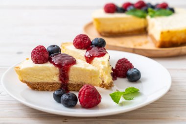 Ev yapımı cheesecake taze ahududu ve yaban mersini ile