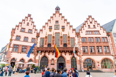 Frankfurt, Almanya - Eylül 2, 2018: İnsanlar Roemerberg Meydanı Frankfurt, Almanya. Frankfurt Almanya'da beşinci büyük şehridir.