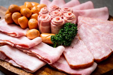 pastırma, sosis, jambon füme ve barbekü pastırma ahşap tahta üzerinde