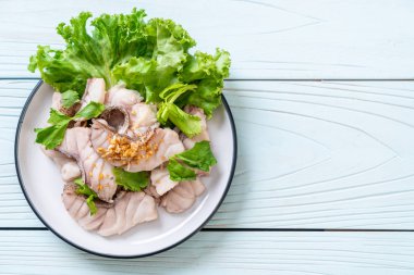 Soslu ve sebzeli haşlanmış balık sosu.