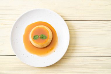 Naneli ev yapımı karamel kremalı puding.