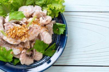 Soslu ve sebzeli haşlanmış balık sosu.