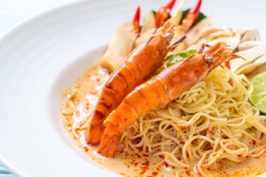 Baharatlı karides spagetti makarna (Tom Yum Goong) - İtalyan Füzyon gıda tarzı