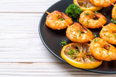 Limon - deniz ürünleri tarzı ile ızgara kaplan karides şiş