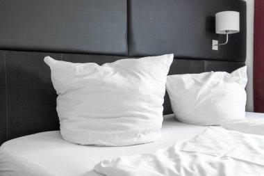 beyaz yastık yatak yatak dekorasyon iç