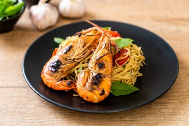 ızgara karides ve domates - İtalyan Füzyon gıda tarzı ile tavada kızartılmış spagetti