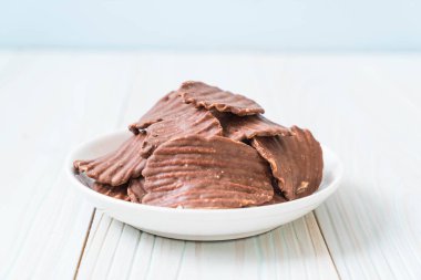 patates cipsi çikolata plaka üzerinde