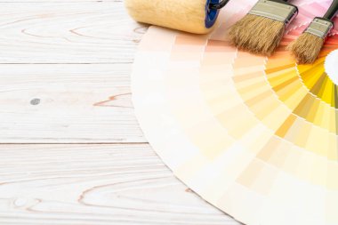 örnek Renkler pantone kataloğu veya renk örnekleri kitap boya rulo fırça ile renk