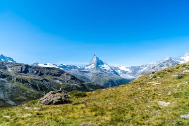 İsviçre, Zermatt 'taki Matterhorn zirvesi manzaralı güzel bir dağ manzarası..