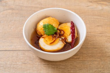 Tamarind soslu haşlanmış yumurta veya tatlı ve ekşi yumurta.