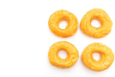 Çörek beyaz arkaplanda izole edildi