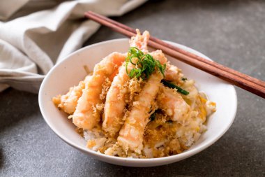 kızarmış karides tempura üzerinde beyaz surat - Japon yemekleri stil tepesinde