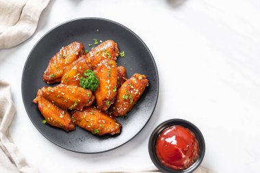 Beyaz susamlı ızgara tavuk kanadı.