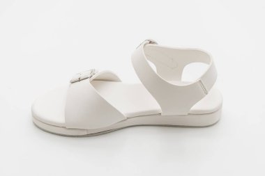 Kadınlar beyaz arka plan üzerinde izole sandalet deri