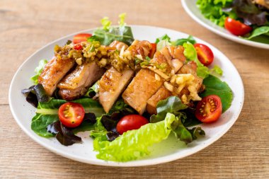 ızgara tavuk salata sebze - sağlıklı gıda tarzı ile