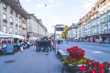 Bern, İsviçre - 23 Ağustos 2018: alışveriş sokağı üzerinde insanlarla Zytglogge Astronomik Saat Kulesi Bern İsviçre.