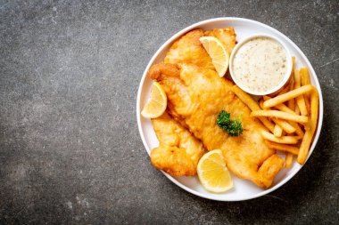 Balık ve patates kızartması. Sağlıksız yiyecekler.