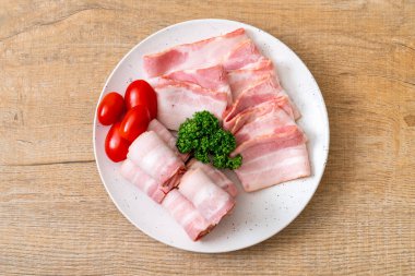 Çiğ domuz pastırma tabağa dilimlenmiş