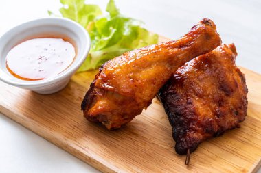 Masada ızgara ve ızgara tavuk.