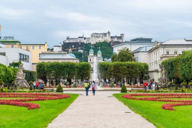 Salzburg, Avusturya - 30 Ağustos 2018: Mirabell Sarayı ve bahçeleri yürüyüş mesafesinde turistler