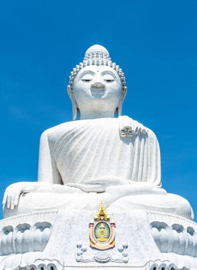 Phuket, Tayland için mavi gökyüzü ile beyaz mermer Big Buddha