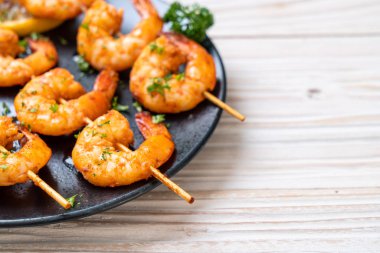 Limon - deniz ürünleri tarzı ile ızgara kaplan karides şiş