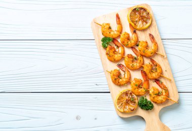 Limon - deniz ürünleri tarzı ile ızgara kaplan karides şiş