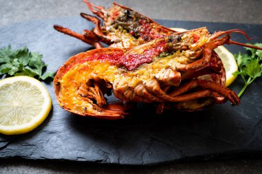 Limonlu ızgara ıstakoz biftek.