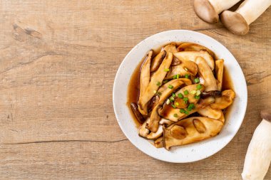 İstiridye soslu kızarmış kral istiridye mantarı. Sağlıklı, vejetaryen ya da vejetaryen yemek tarzı.