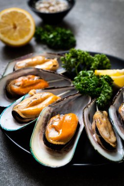 deniz ürünleri midye maydanoz ve limon ile
