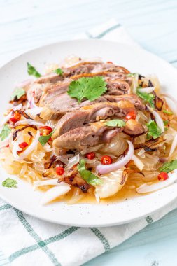 Kızarmış ördek - füzyon gıda tarzı ile pamelo baharatlı salata